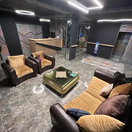 Orange Airport מלון